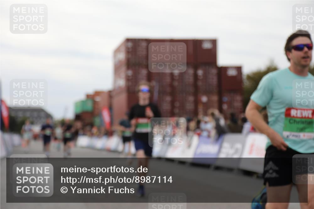 03.10.2025 - Köhlbrandbrückenlauf Yannick Fuchs http://msf.ph/oto/8987114 03.10.2025 15:59:32 Ziel 7025, 7048, 7059, 7083, 7089, 7187 meine-sportfotos.de