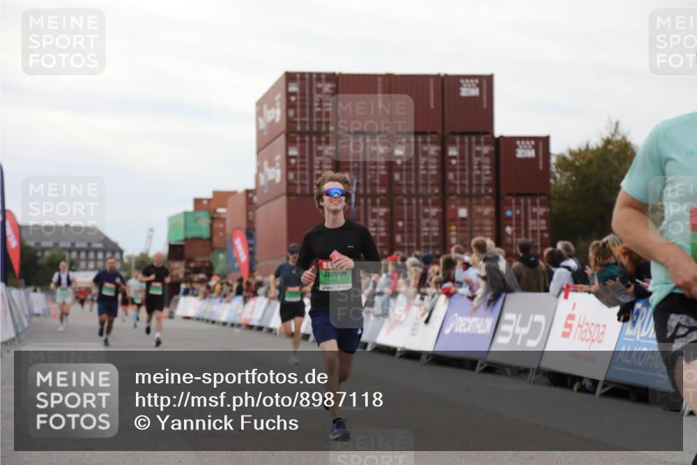 03.10.2025 - Köhlbrandbrückenlauf Yannick Fuchs http://msf.ph/oto/8987118 03.10.2025 15:59:32 Ziel 7025, 7048, 7059, 7083, 7089, 7187 meine-sportfotos.de
