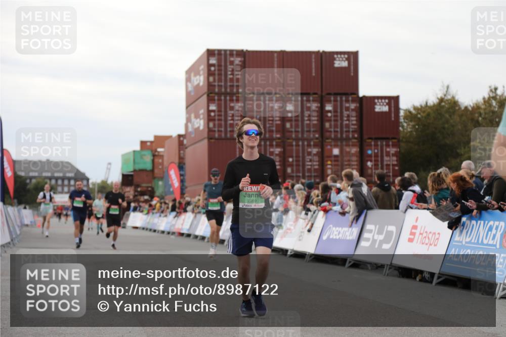 03.10.2025 - Köhlbrandbrückenlauf Yannick Fuchs http://msf.ph/oto/8987122 03.10.2025 15:59:32 Ziel 7025, 7048, 7059, 7083, 7089, 7187 meine-sportfotos.de