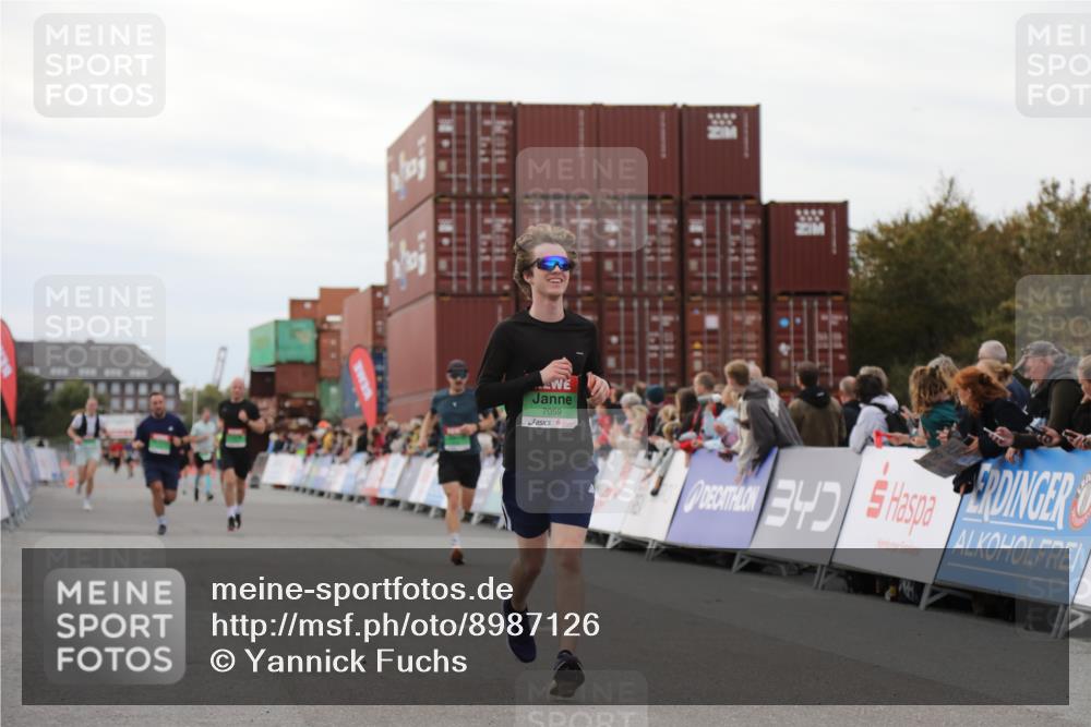 03.10.2025 - Köhlbrandbrückenlauf Yannick Fuchs http://msf.ph/oto/8987126 03.10.2025 15:59:32 Ziel 7025, 7048, 7059, 7083, 7089, 7187 meine-sportfotos.de