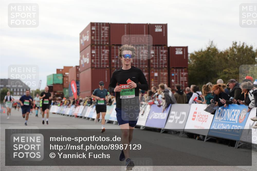 03.10.2025 - Köhlbrandbrückenlauf Yannick Fuchs http://msf.ph/oto/8987129 03.10.2025 15:59:33 Ziel 7025, 7048, 7059, 7083, 7089, 7187, 7193 meine-sportfotos.de
