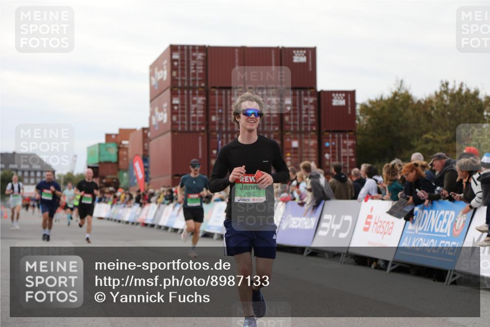 03.10.2025 - Köhlbrandbrückenlauf Yannick Fuchs http://msf.ph/oto/8987133 03.10.2025 15:59:33 Ziel 7025, 7048, 7059, 7083, 7089, 7187, 7193 meine-sportfotos.de