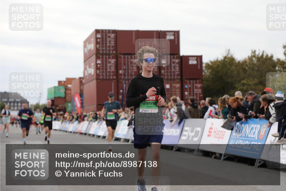 03.10.2025 - Köhlbrandbrückenlauf Yannick Fuchs http://msf.ph/oto/8987138 03.10.2025 15:59:33 Ziel 7025, 7048, 7059, 7083, 7089, 7187, 7193 meine-sportfotos.de