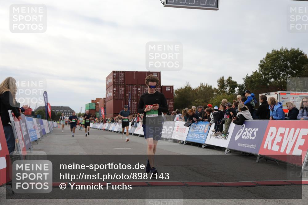 03.10.2025 - Köhlbrandbrückenlauf Yannick Fuchs http://msf.ph/oto/8987143 03.10.2025 15:59:33 Ziel 7025, 7048, 7059, 7083, 7089, 7187, 7193 meine-sportfotos.de