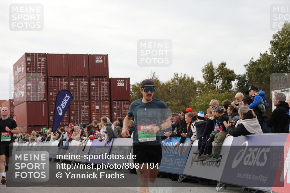 03.10.2025 - Köhlbrandbrückenlauf Yannick Fuchs http://msf.ph/oto/8987194 03.10.2025 15:59:36 Ziel 7025, 7048, 7059, 7187, 7193, 7225 meine-sportfotos.de