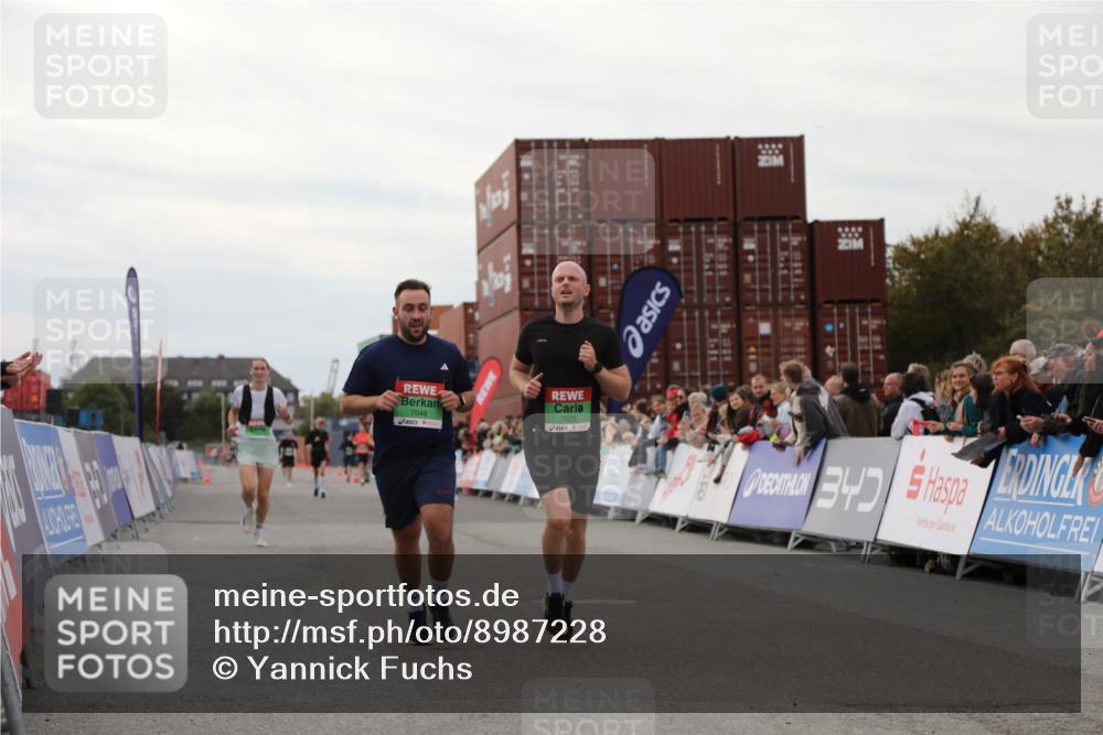 03.10.2025 - Köhlbrandbrückenlauf Yannick Fuchs http://msf.ph/oto/8987228 03.10.2025 15:59:37 Ziel 7025, 7048, 7059, 7187, 7193, 7225 meine-sportfotos.de