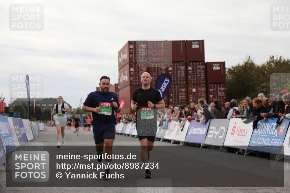 03.10.2025 - Köhlbrandbrückenlauf Yannick Fuchs http://msf.ph/oto/8987234 03.10.2025 15:59:37 Ziel 7025, 7048, 7059, 7187, 7193, 7225 meine-sportfotos.de