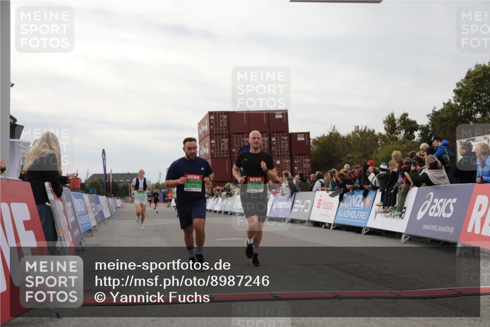 03.10.2025 - Köhlbrandbrückenlauf Yannick Fuchs http://msf.ph/oto/8987246 03.10.2025 15:59:38 Ziel 7025, 7048, 7187, 7193, 7225, 9113 meine-sportfotos.de