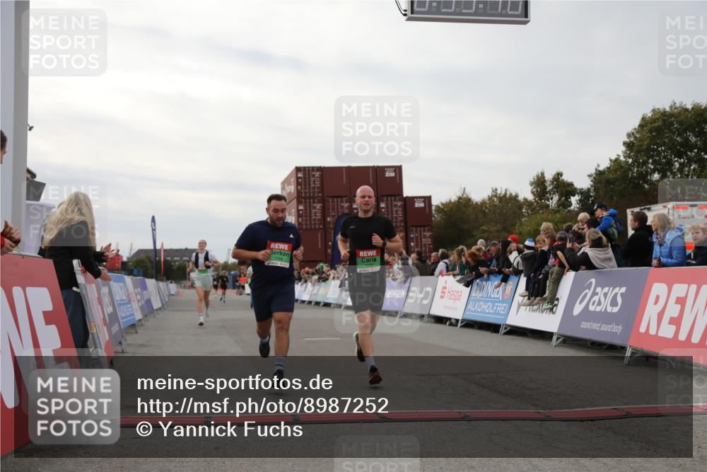 03.10.2025 - Köhlbrandbrückenlauf Yannick Fuchs http://msf.ph/oto/8987252 03.10.2025 15:59:38 Ziel 7025, 7048, 7187, 7193, 7225, 9113 meine-sportfotos.de