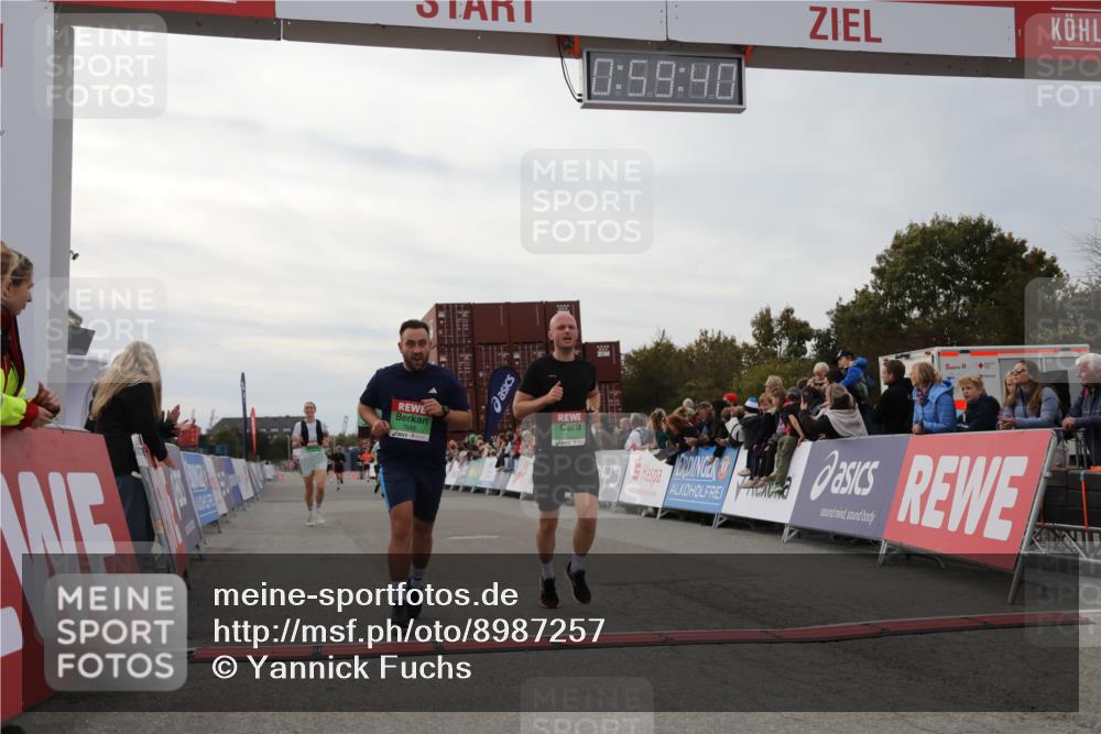 03.10.2025 - Köhlbrandbrückenlauf Yannick Fuchs http://msf.ph/oto/8987257 03.10.2025 15:59:38 Ziel 7025, 7048, 7187, 7193, 7225, 9113 meine-sportfotos.de