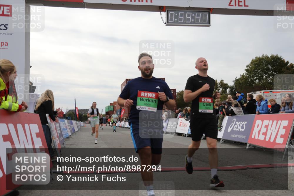 03.10.2025 - Köhlbrandbrückenlauf Yannick Fuchs http://msf.ph/oto/8987294 03.10.2025 15:59:39 Ziel 7025, 7048, 7187, 7193, 7225, 9113 meine-sportfotos.de