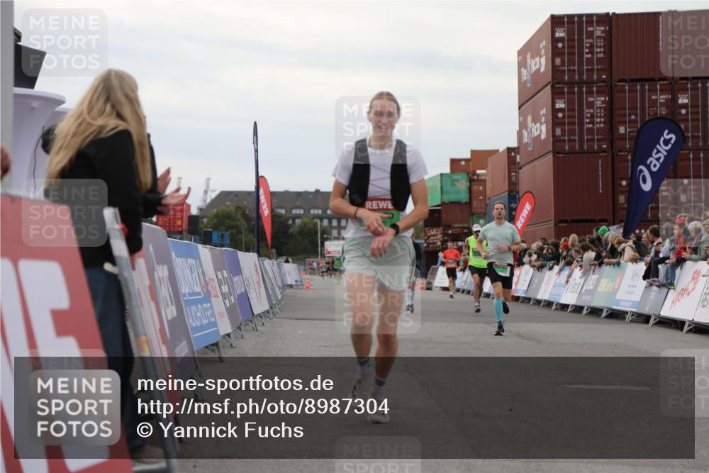 03.10.2025 - Köhlbrandbrückenlauf Yannick Fuchs http://msf.ph/oto/8987304 03.10.2025 15:59:40 Ziel 7025, 7048, 7187, 7193, 7225, 7450, 9113 meine-sportfotos.de