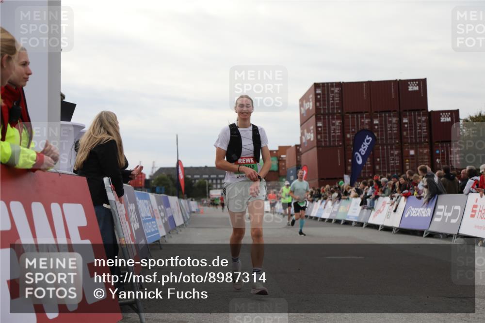03.10.2025 - Köhlbrandbrückenlauf Yannick Fuchs http://msf.ph/oto/8987314 03.10.2025 15:59:40 Ziel 7025, 7048, 7187, 7193, 7225, 7450, 9113 meine-sportfotos.de