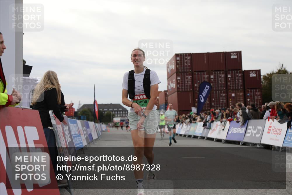 03.10.2025 - Köhlbrandbrückenlauf Yannick Fuchs http://msf.ph/oto/8987328 03.10.2025 15:59:41 Ziel 7025, 7048, 7193, 7225, 7450, 9101, 9113 meine-sportfotos.de