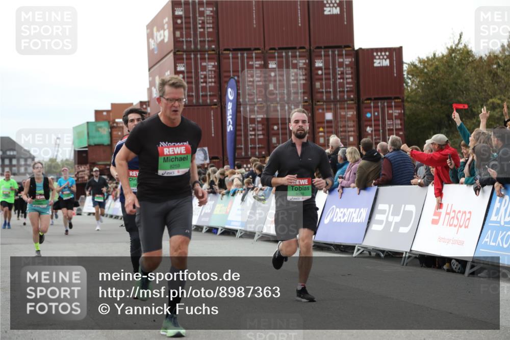 03.10.2025 - Köhlbrandbrückenlauf Yannick Fuchs http://msf.ph/oto/8987363 03.10.2025 16:12:02 Ziel 7122, 7463, 7468, 7566, 7613, 7757, 8110, 8259, 8569, 8939, 8951, 9159, 9399 meine-sportfotos.de