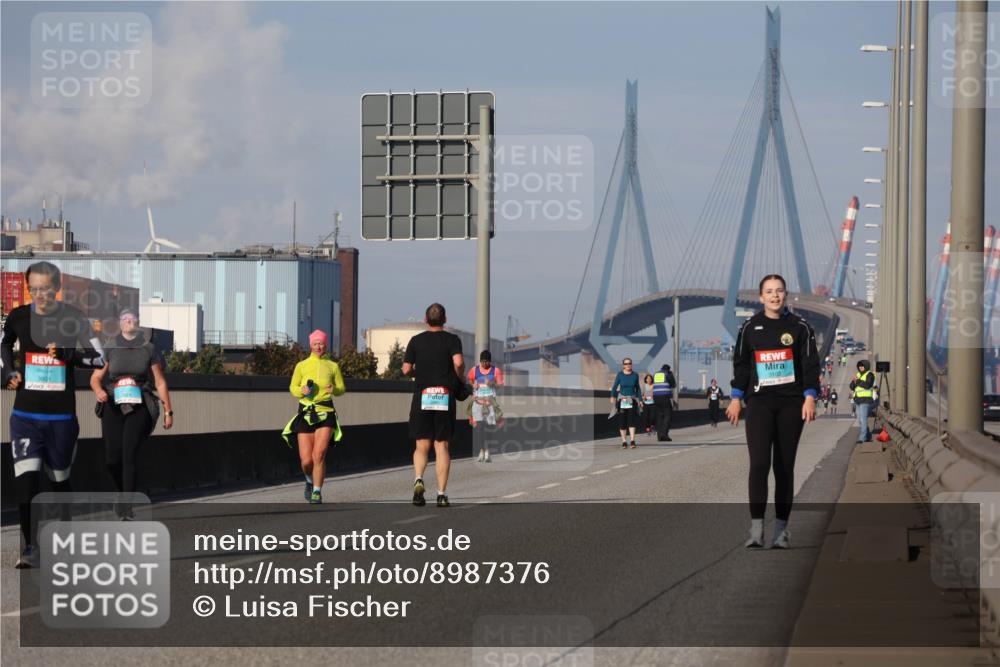 03.10.2025 - Köhlbrandbrückenlauf Luisa Fischer http://msf.ph/oto/8987376 03.10.2025 11:22:45 Position 3 17 meine-sportfotos.de