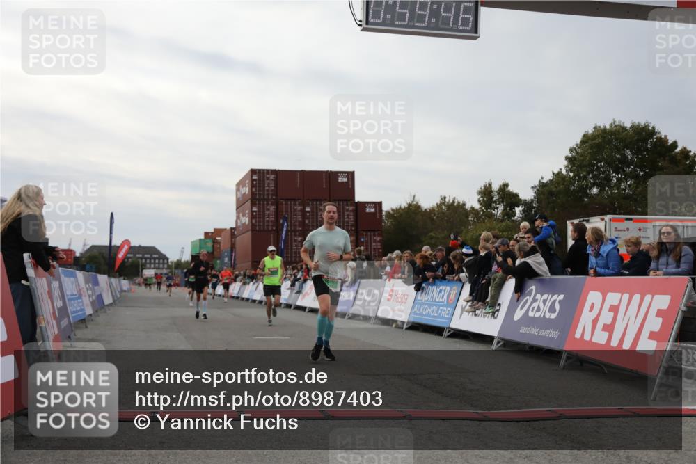 03.10.2025 - Köhlbrandbrückenlauf Yannick Fuchs http://msf.ph/oto/8987403 03.10.2025 15:59:44 Ziel 7185, 7193, 7225, 7450, 9101, 9113 meine-sportfotos.de