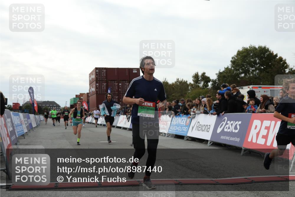 03.10.2025 - Köhlbrandbrückenlauf Yannick Fuchs http://msf.ph/oto/8987440 03.10.2025 16:12:05 Ziel 7404, 7463, 7468, 7825, 8088, 8259, 8569, 8939, 8951, 9159, 9399 meine-sportfotos.de