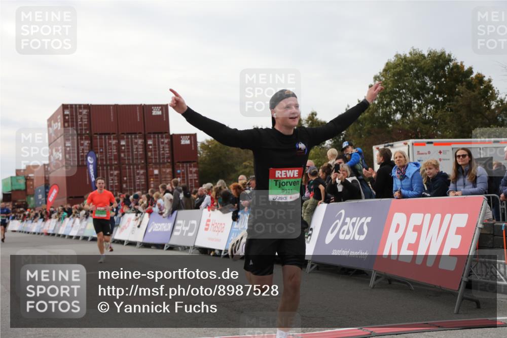 03.10.2025 - Köhlbrandbrückenlauf Yannick Fuchs http://msf.ph/oto/8987528 03.10.2025 15:59:50 Ziel 7165, 7185, 7269, 7450, 9101, 9113 meine-sportfotos.de