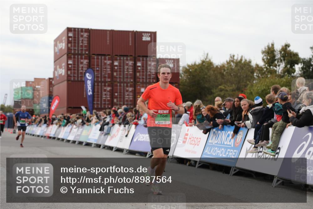 03.10.2025 - Köhlbrandbrückenlauf Yannick Fuchs http://msf.ph/oto/8987564 03.10.2025 15:59:51 Ziel 7165, 7185, 7269, 7450, 9101 meine-sportfotos.de