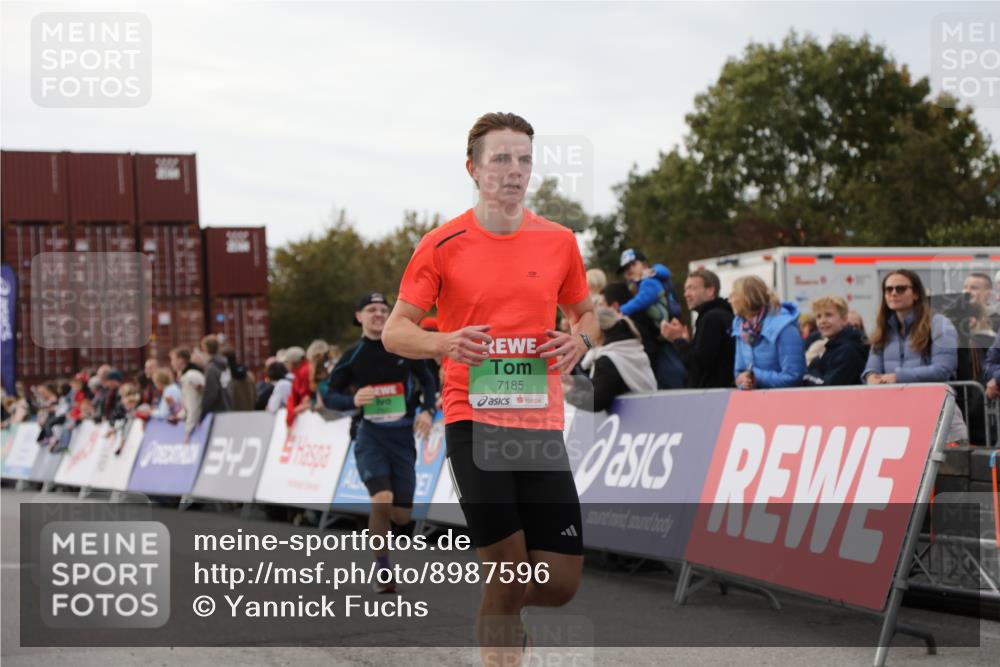 03.10.2025 - Köhlbrandbrückenlauf Yannick Fuchs http://msf.ph/oto/8987596 03.10.2025 15:59:52 Ziel 7165, 7185, 7269, 7450, 8915, 9101 meine-sportfotos.de