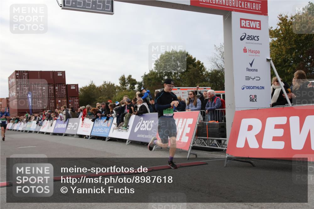 03.10.2025 - Köhlbrandbrückenlauf Yannick Fuchs http://msf.ph/oto/8987618 03.10.2025 15:59:53 Ziel 7165, 7185, 7269, 8915, 9101 meine-sportfotos.de