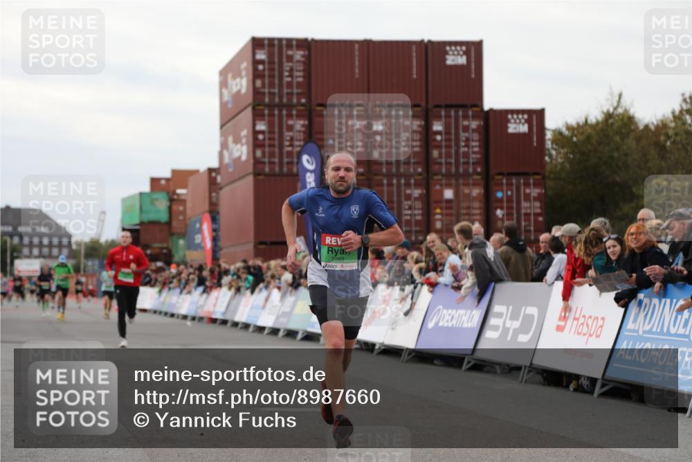 03.10.2025 - Köhlbrandbrückenlauf Yannick Fuchs http://msf.ph/oto/8987660 03.10.2025 15:59:55 Ziel 7165, 7185, 7269, 8915 meine-sportfotos.de