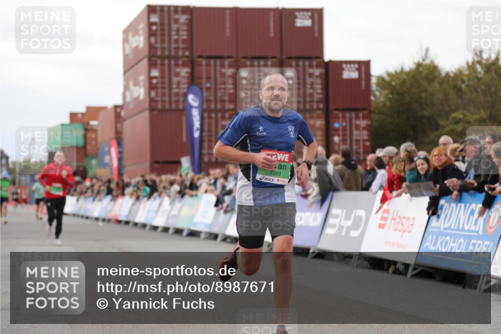 03.10.2025 - Köhlbrandbrückenlauf Yannick Fuchs http://msf.ph/oto/8987671 03.10.2025 15:59:56 Ziel 7165, 7185, 7269, 8915 meine-sportfotos.de