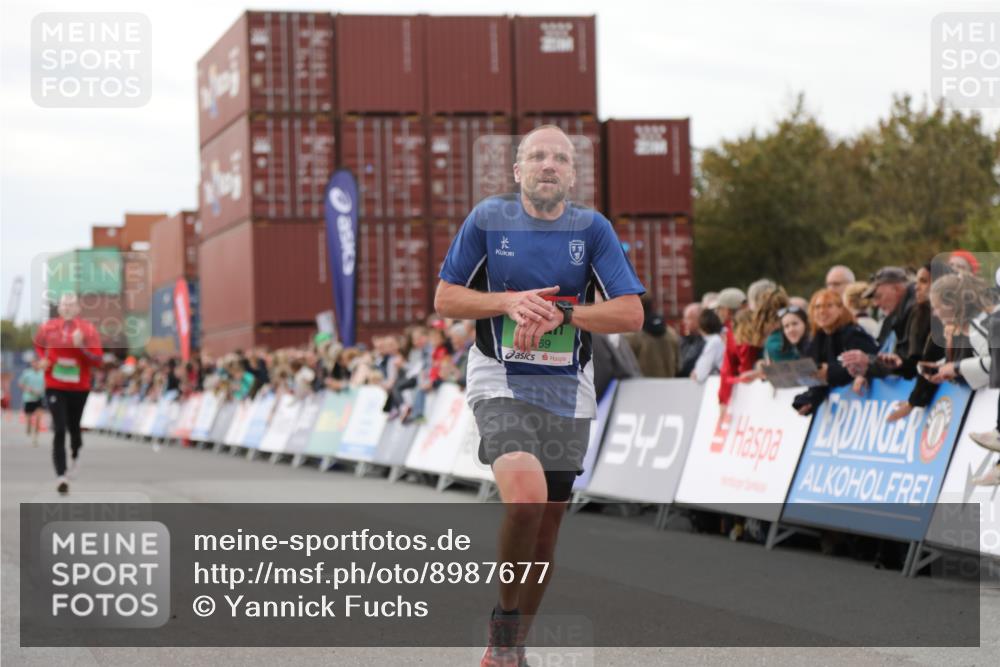 03.10.2025 - Köhlbrandbrückenlauf Yannick Fuchs http://msf.ph/oto/8987677 03.10.2025 15:59:56 Ziel 7165, 7185, 7269, 8915 meine-sportfotos.de