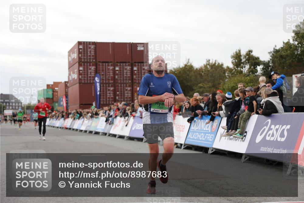 03.10.2025 - Köhlbrandbrückenlauf Yannick Fuchs http://msf.ph/oto/8987683 03.10.2025 15:59:56 Ziel 7165, 7185, 7269, 8915 meine-sportfotos.de