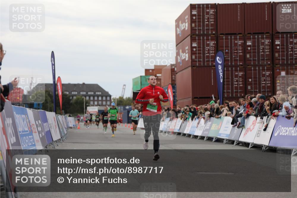 03.10.2025 - Köhlbrandbrückenlauf Yannick Fuchs http://msf.ph/oto/8987717 03.10.2025 15:59:57 Ziel 7165, 7269, 8915 meine-sportfotos.de