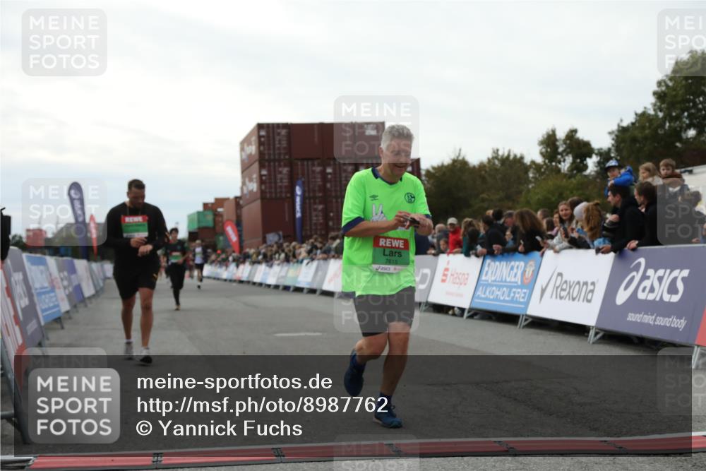 03.10.2025 - Köhlbrandbrückenlauf Yannick Fuchs http://msf.ph/oto/8987762 03.10.2025 16:12:15 Ziel 7404, 7615, 7762, 7825, 8088, 8501, 9359 meine-sportfotos.de