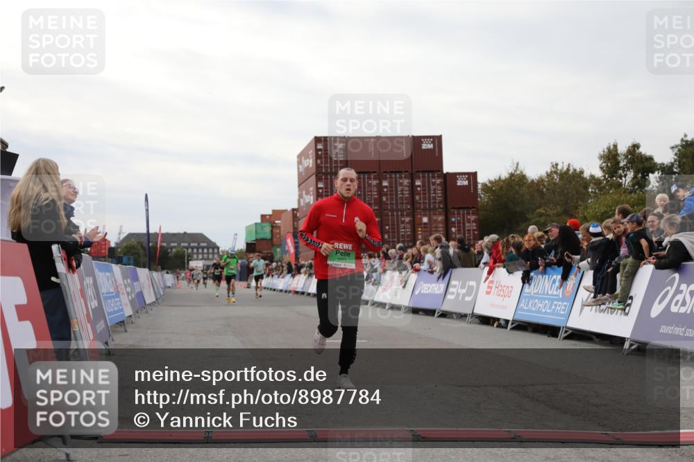 03.10.2025 - Köhlbrandbrückenlauf Yannick Fuchs http://msf.ph/oto/8987784 03.10.2025 16:00:00 Ziel 7103, 7269, 7329, 8783, 8915 meine-sportfotos.de