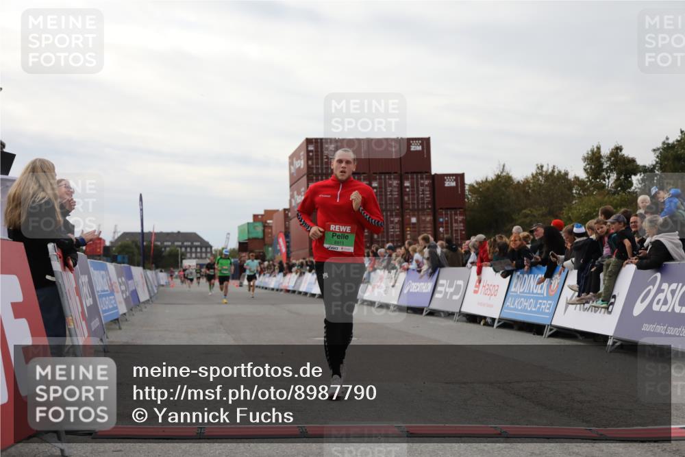 03.10.2025 - Köhlbrandbrückenlauf Yannick Fuchs http://msf.ph/oto/8987790 03.10.2025 16:00:00 Ziel 7103, 7269, 7329, 8783, 8915 meine-sportfotos.de