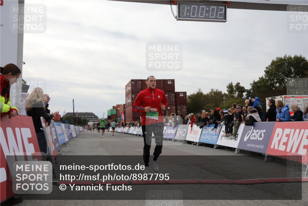 03.10.2025 - Köhlbrandbrückenlauf Yannick Fuchs http://msf.ph/oto/8987795 03.10.2025 16:00:00 Ziel 7103, 7269, 7329, 8783, 8915 meine-sportfotos.de