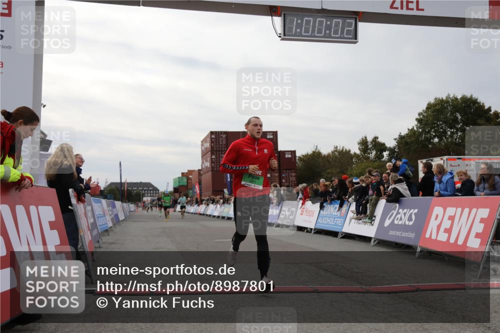 03.10.2025 - Köhlbrandbrückenlauf Yannick Fuchs http://msf.ph/oto/8987801 03.10.2025 16:00:00 Ziel 7103, 7269, 7329, 8783, 8915 meine-sportfotos.de