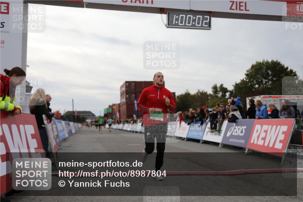 03.10.2025 - Köhlbrandbrückenlauf Yannick Fuchs http://msf.ph/oto/8987804 03.10.2025 16:00:00 Ziel 7103, 7269, 7329, 8783, 8915 meine-sportfotos.de