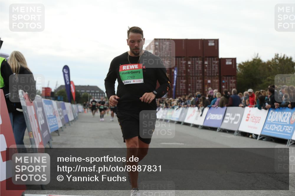 03.10.2025 - Köhlbrandbrückenlauf Yannick Fuchs http://msf.ph/oto/8987831 03.10.2025 16:12:17 Ziel 7404, 7615, 7762, 8088, 8501, 9060, 9061, 9359 meine-sportfotos.de