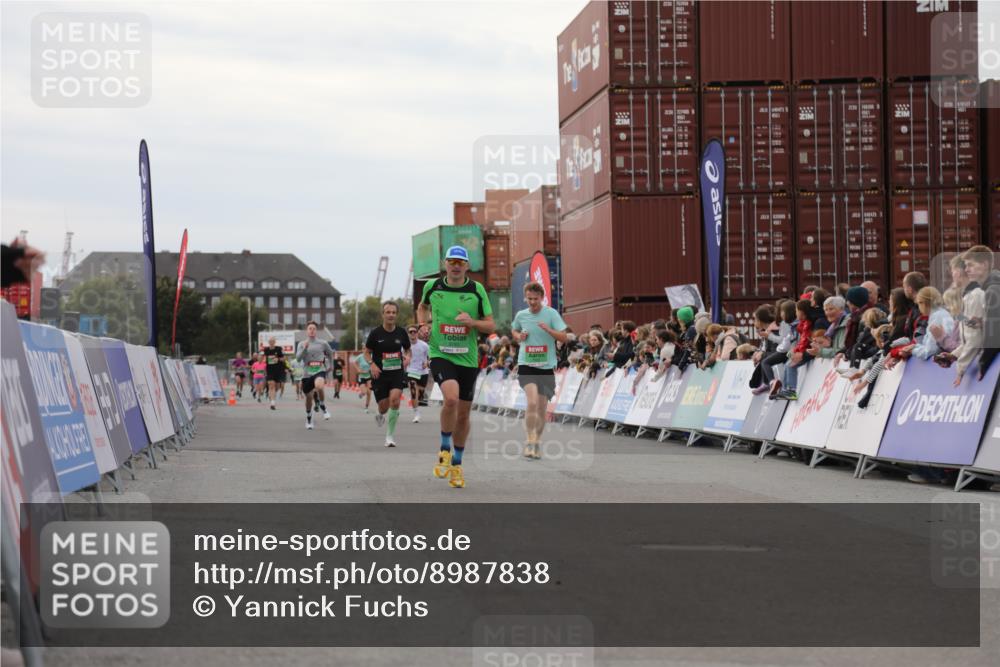 03.10.2025 - Köhlbrandbrückenlauf Yannick Fuchs http://msf.ph/oto/8987838 03.10.2025 16:00:03 Ziel 7103, 7106, 7329, 8783, 8915, 9314 meine-sportfotos.de
