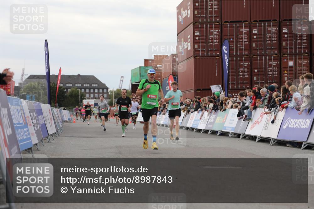 03.10.2025 - Köhlbrandbrückenlauf Yannick Fuchs http://msf.ph/oto/8987843 03.10.2025 16:00:03 Ziel 7103, 7106, 7329, 8783, 8915, 9314 meine-sportfotos.de