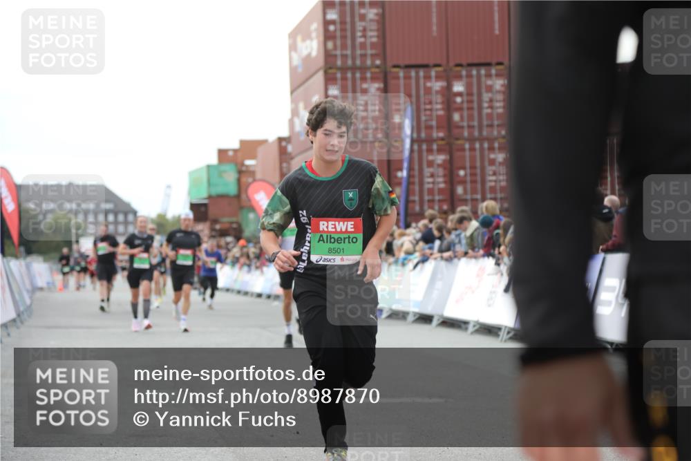 03.10.2025 - Köhlbrandbrückenlauf Yannick Fuchs http://msf.ph/oto/8987870 03.10.2025 16:12:19 Ziel 7615, 7688, 7762, 8501, 9060, 9061, 9359 meine-sportfotos.de