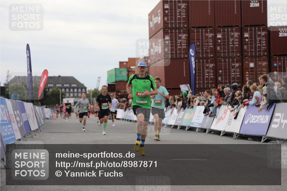 03.10.2025 - Köhlbrandbrückenlauf Yannick Fuchs http://msf.ph/oto/8987871 03.10.2025 16:00:04 Ziel 7103, 7106, 7329, 8783, 8915, 9314 meine-sportfotos.de