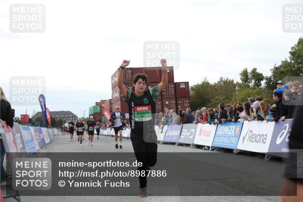 03.10.2025 - Köhlbrandbrückenlauf Yannick Fuchs http://msf.ph/oto/8987886 03.10.2025 16:12:20 Ziel 7654, 7688, 7762, 8501, 9060, 9061, 9359 meine-sportfotos.de