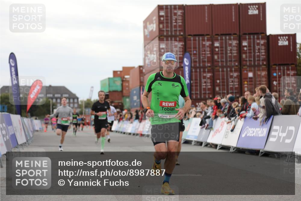 03.10.2025 - Köhlbrandbrückenlauf Yannick Fuchs http://msf.ph/oto/8987887 03.10.2025 16:00:05 Ziel 7103, 7106, 7329, 8783, 9314 meine-sportfotos.de