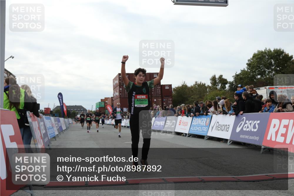 03.10.2025 - Köhlbrandbrückenlauf Yannick Fuchs http://msf.ph/oto/8987892 03.10.2025 16:12:20 Ziel 7654, 7688, 7762, 8501, 9060, 9061, 9359 meine-sportfotos.de