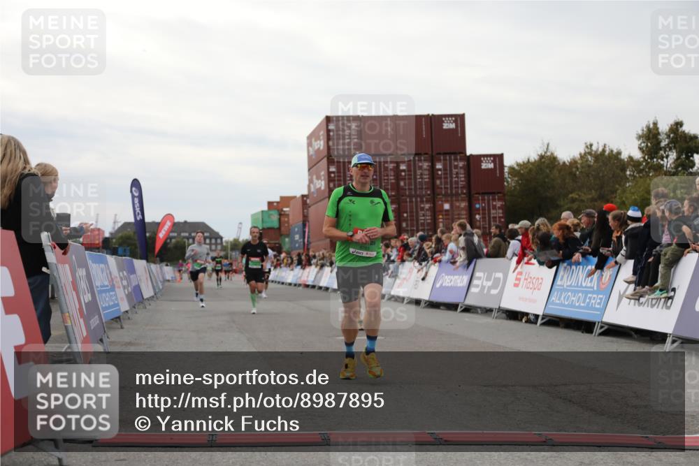 03.10.2025 - Köhlbrandbrückenlauf Yannick Fuchs http://msf.ph/oto/8987895 03.10.2025 16:00:06 Ziel 7103, 7106, 7329, 8783, 9314 meine-sportfotos.de