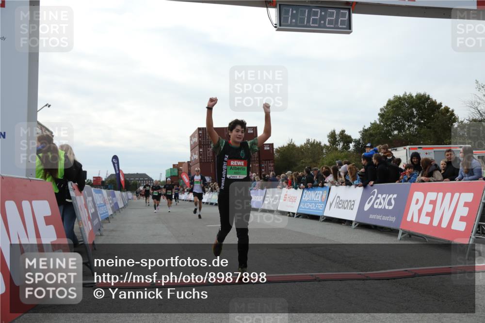 03.10.2025 - Köhlbrandbrückenlauf Yannick Fuchs http://msf.ph/oto/8987898 03.10.2025 16:12:20 Ziel 7654, 7688, 7762, 8501, 9060, 9061, 9359 meine-sportfotos.de