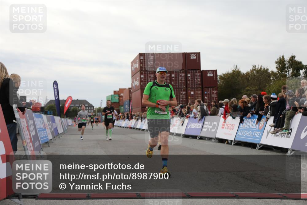 03.10.2025 - Köhlbrandbrückenlauf Yannick Fuchs http://msf.ph/oto/8987900 03.10.2025 16:00:06 Ziel 7103, 7106, 7329, 8783, 9314 meine-sportfotos.de