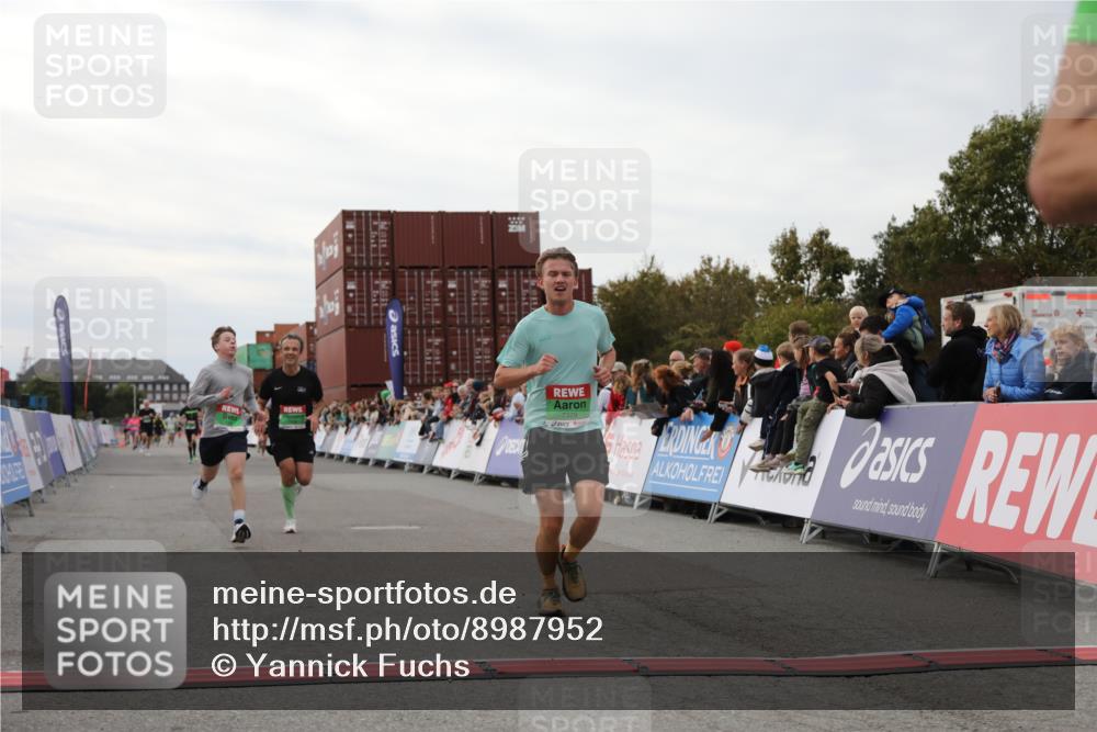03.10.2025 - Köhlbrandbrückenlauf Yannick Fuchs http://msf.ph/oto/8987952 03.10.2025 16:00:08 Ziel 7103, 7106, 7329, 7598, 8783, 9314 meine-sportfotos.de