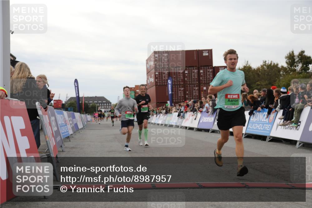03.10.2025 - Köhlbrandbrückenlauf Yannick Fuchs http://msf.ph/oto/8987957 03.10.2025 16:00:08 Ziel 7103, 7106, 7329, 7598, 8783, 9314 meine-sportfotos.de